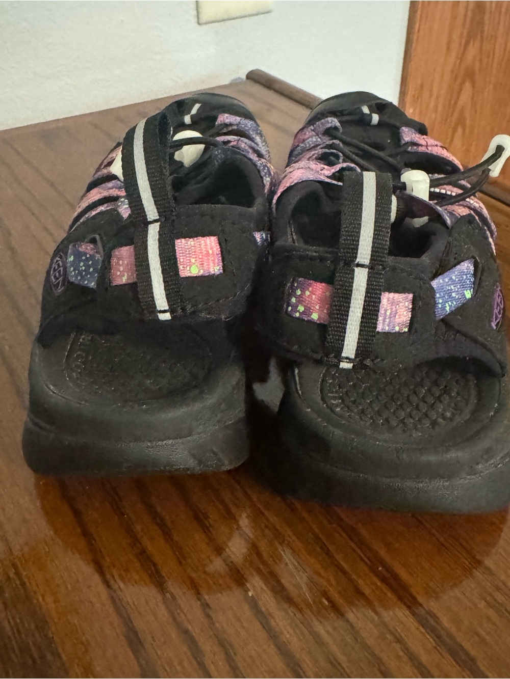 LIKE NEW! Worn maybe once - women’s Keen sandals - perfect for summer - Picture 3 of 6